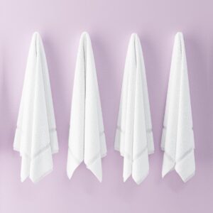 Banyoda duvara asılmış çeyizlik beyaz havlu modelleri
