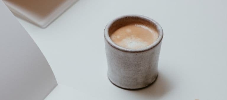 El yapımı seramik espresso fincanı ve içinde yeni yapılmış kahve